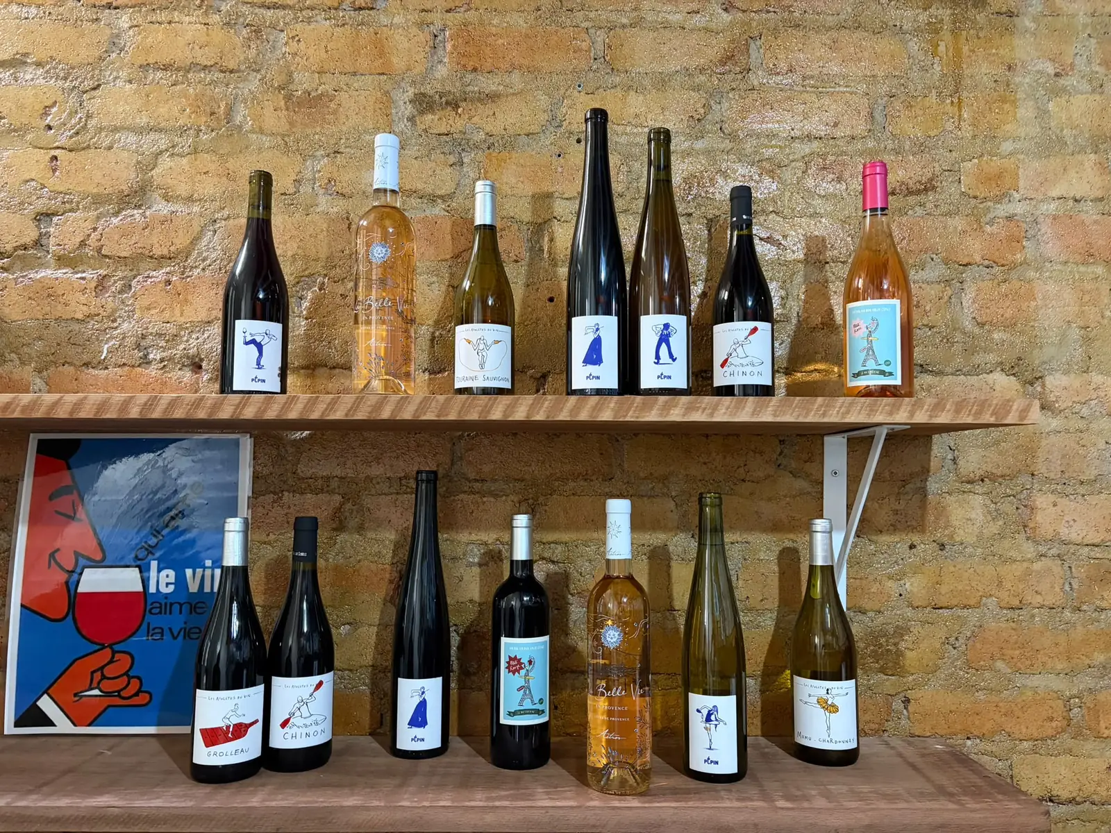 Garrafas de vinho francês com rótulos ilustrados por artistas nas prateleiras da Cépage