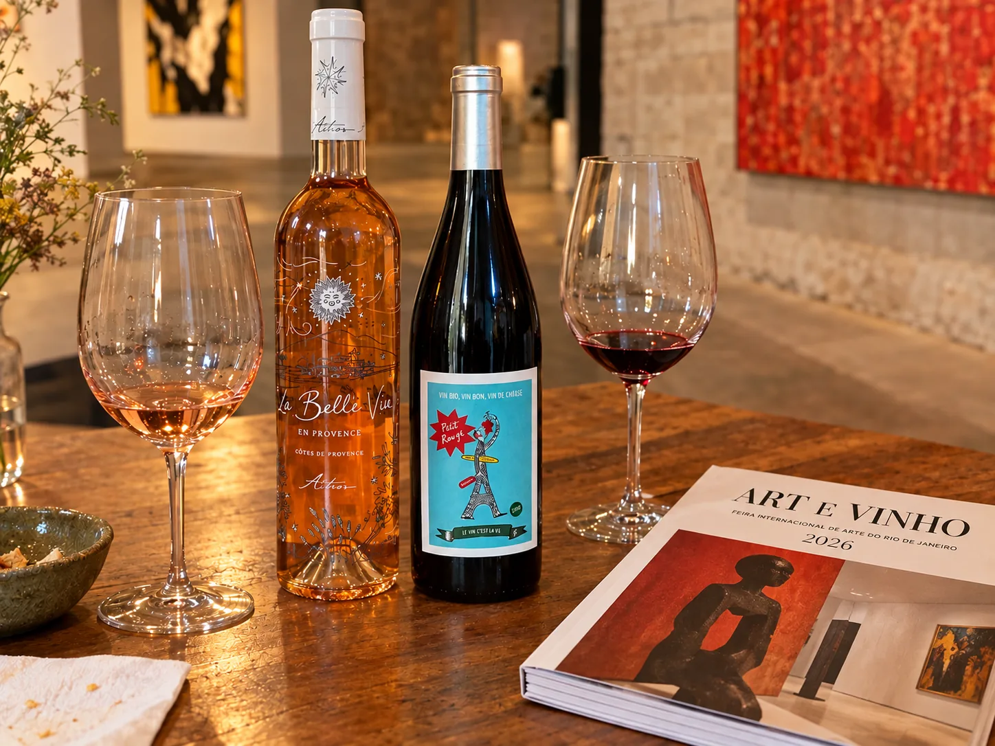 Vinho e arte: La Belle Vie e Petit Rouge numa mesa de galeria durante a semana de arte do Rio